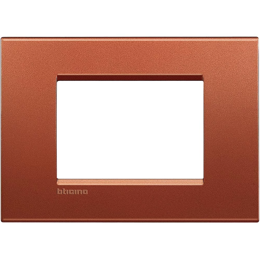 артикул LNA4803RK название Рамка итальянский стандарт 3 мод прямоугольная, Bticino, Серия LivingLight, Красный шелк